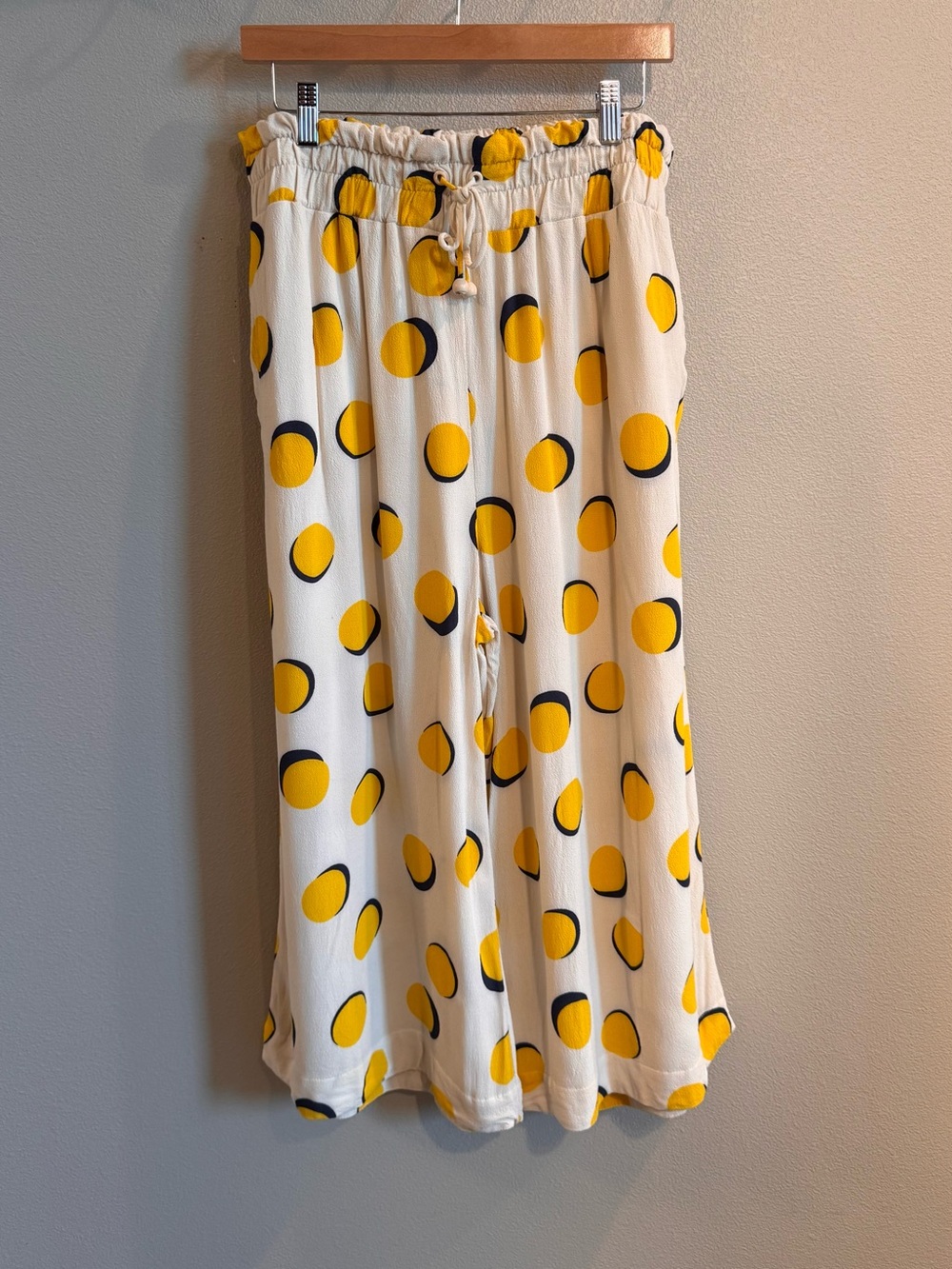 Shoulder Cropped Polka Dot Pull-On Pants - Yellow/Black on Cream
